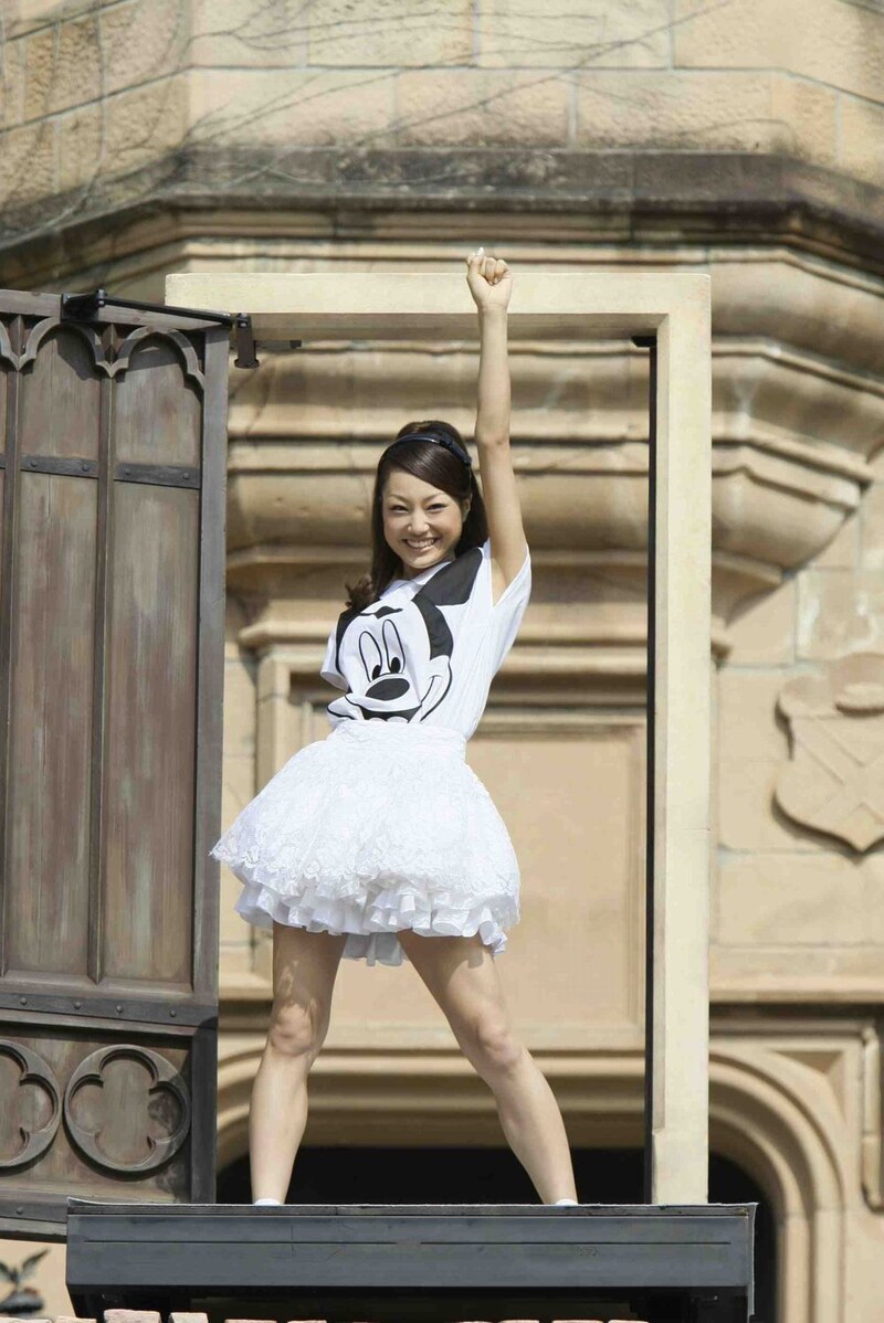 ドアを使った“ドア・イリュージョン”でファンの前に姿を現した千紗。