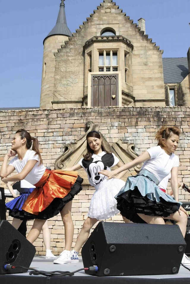 観客を驚かせた後は、ライブパフォーマンスで観客を熱狂させた。