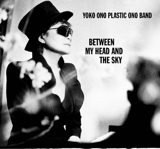 YOKO ONO PLASTIC ONO BANDは11月、今回のセッションと同じメンバーでアルバムリリースツアーの来日公演を行う。写真はアルバム「BETWEEN MY HEAD AND THE SKY」のジャケット。