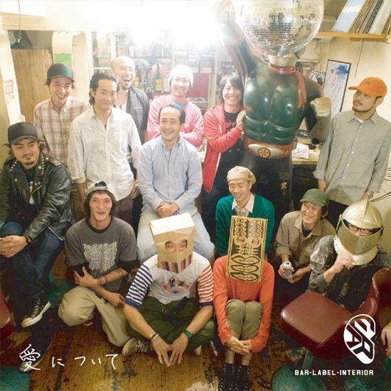 店内で撮影されたジャケット写真。