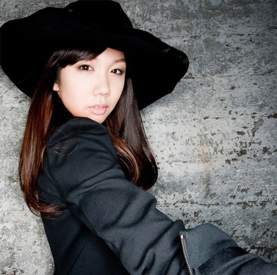 ビデオクリップにはKEN THE 390に加え、Popteenモデルの河西美希（第3回POPモデルオーディショングランプリ）や市川知宏（第21回ジュノンスーパーボーイグランプリ）といった豪華なキャストが出演（写真はシングル「恋に出逢った夏」ジャケット）。