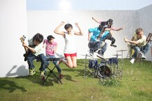 「真夏の太陽」のビデオクリップは、ROCK'A'TRENCHのレーベルオフィシャルサイトにて視聴が可能（写真はビデオクリップのワンシーン）。