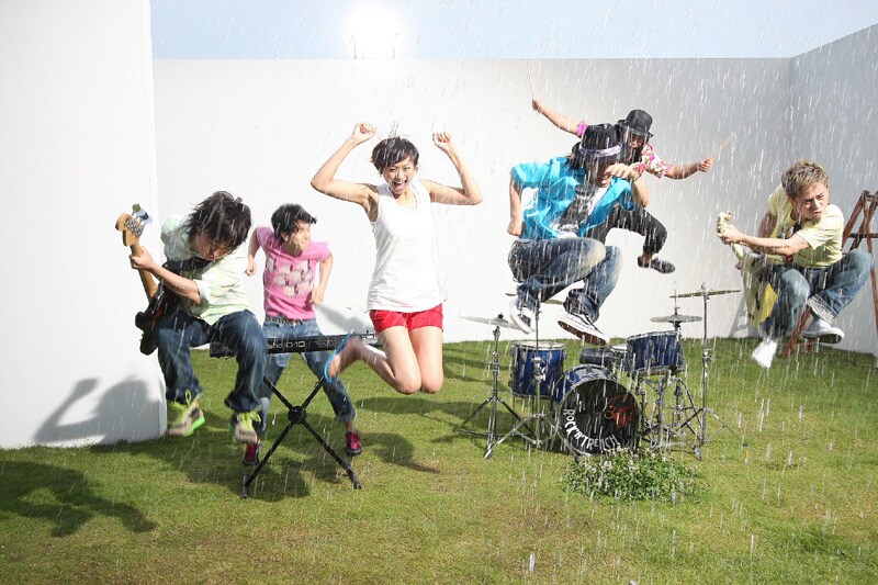 「真夏の太陽」のビデオクリップは、ROCK'A'TRENCHのレーベルオフィシャルサイトにて視聴が可能（写真はビデオクリップのワンシーン）。