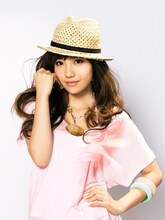 プレーヤーたちのフォーマルなスーツ姿、オフィシャルサポーターたちのドレッシーな衣装にも注目だ。（写真は谷村奈南）