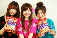 COSMETICSはスナック菓子「ハートチップル」のイメージキャラクターに起用。かつてない方面とのコラボは、大きな話題を集めた。