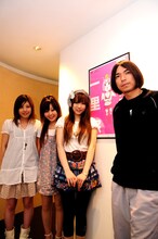 プロデューサーのふかわりょうと記念撮影。