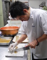 できたてアツアツのキャラメルを丁寧に切り分ける中孝介。その表情はパティシエそのもの。