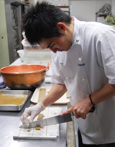 できたてアツアツのキャラメルを丁寧に切り分ける中孝介。その表情はパティシエそのもの。