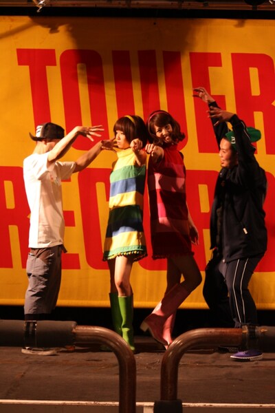 バニラビーンズに呪いをかけているサイプレス上野とロベルト吉野。