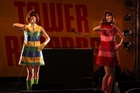 2人は最後に「1年前にはタワーレコードさんのステージで、こんなに大勢の方にお集まりいただいてライブができるようになるなんて、想像もできませんでした。レナとリサのコンビで、これからもますます頑張っていきますので、どうかこれからもバニラビーンズをよろしくお願いします」と語った。