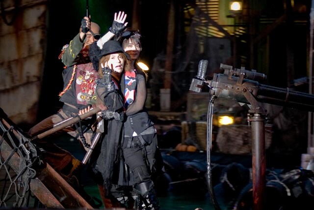 「ウォーターワールド」は映画「ウォーターワールド」の世界を水上ステージのスタントショーで再現する人気アトラクション。水上バイクによるアクションやファイヤースタントなどの見せ場も目白押しだ（画像提供：ユニバーサル・スタジオ・ジャパン）。