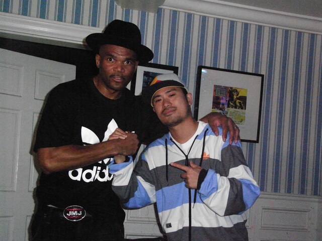 AdidasのCM撮影中のオフショット。左がDMCで右がAFRA。