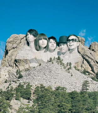 写真中央が山川南。ホイフェスタは4月に2年ぶりのアルバム「NOW PRINTING」をリリースしたばかりだった。