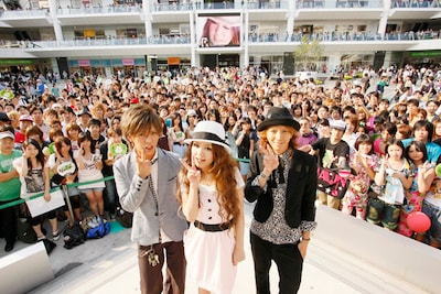 イケメンモデルに挟まれた「両手に花」状態でファンと記念撮影をする西野カナ。