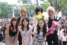 ライブ前に撮影されたPlastic Treeと原幹恵、林丹丹、武井咲の写真。笑顔を浮かべる女性たちを前に、メンバーの表情は若干緊張気味だ。