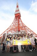東京タワーの前でファンと撮影。