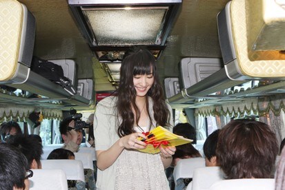 車内でファンにしおりを配るガッキー。参加したファンにとっては一生の宝物になったことだろう。