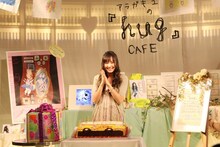 hugcafeでバス型のバースデーケーキを前に微笑むガッキー。