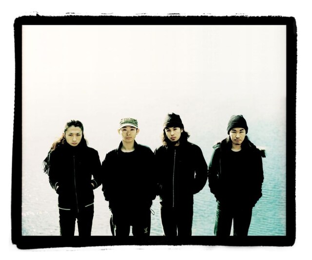 「Carry On」すなわち“続けていく”というタイトルが付けられた今回のシングル。2004年の結成以来、着実な活動を続けてきた彼らの最新型が感じられる作品に仕上がっている。