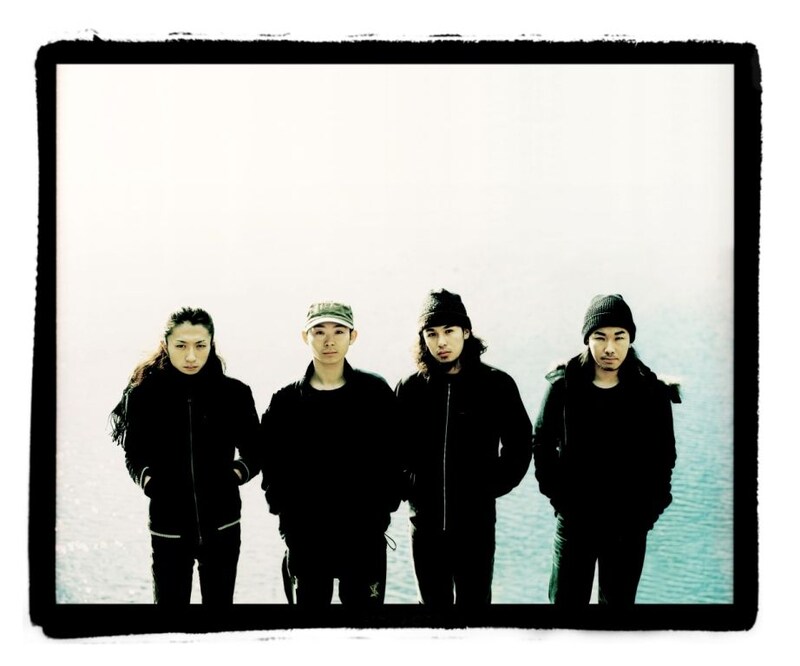 「Carry On」すなわち“続けていく”というタイトルが付けられた今回のシングル。2004年の結成以来、着実な活動を続けてきた彼らの最新型が感じられる作品に仕上がっている。