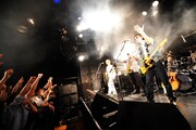 浜田伸吾の熱いライブにオーディエンスも拳を上げて応える。