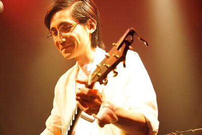 七三分けに眼鏡。優しい歌声で観客を魅了したみどまさし。