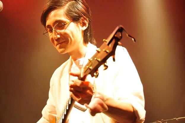 七三分けに眼鏡。優しい歌声で観客を魅了したみどまさし。