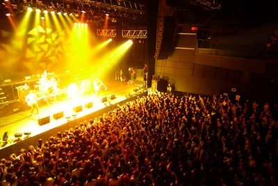 monobrightはツアー終了後「MEET THE WORLD BEAT 2009」「ROCK IN JAPAN FESTIVAL 2009」「OTODAMA'09」といった夏フェスに参戦（写真はSHIBUYA-AXでのライブの様子）。