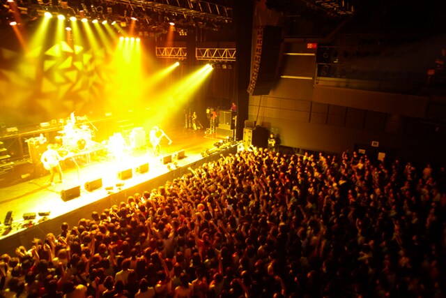 monobrightはツアー終了後「MEET THE WORLD BEAT 2009」「ROCK IN JAPAN FESTIVAL 2009」「OTODAMA'09」といった夏フェスに参戦（写真はSHIBUYA-AXでのライブの様子）。