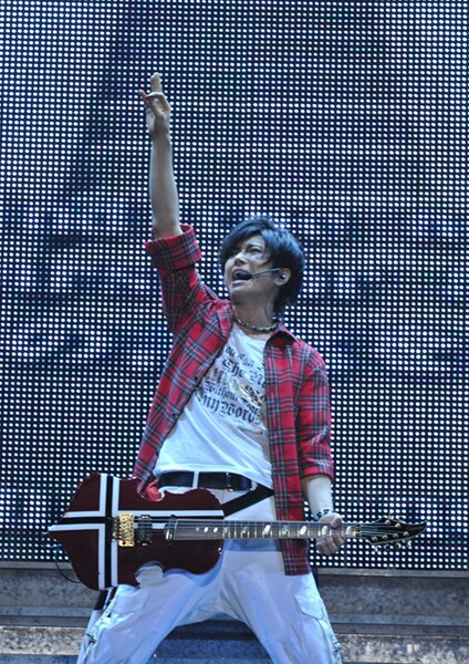 WOWOWではツアーファイナルのステージを2時間半にわたってオンエア。チケットが取れなかった人はこの放送をお観逃しなく（写真はアリーナツアー初日、6月13日幕張メッセ公演の様子）。