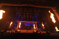 幕張メッセのステージには豪快な火柱が上がった。