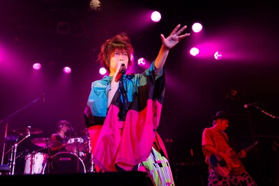 写真は6月6日に東京・LIQUIDROOM ebisuにて行われた、CASCADE復帰後初となるライブの模様。