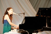 Emi Meyerは情感豊かな歌声でオーディエンスをとりこに。なお、6月30日には渋谷CLUB QUATTROでワンマンライブで行うことが決定している。