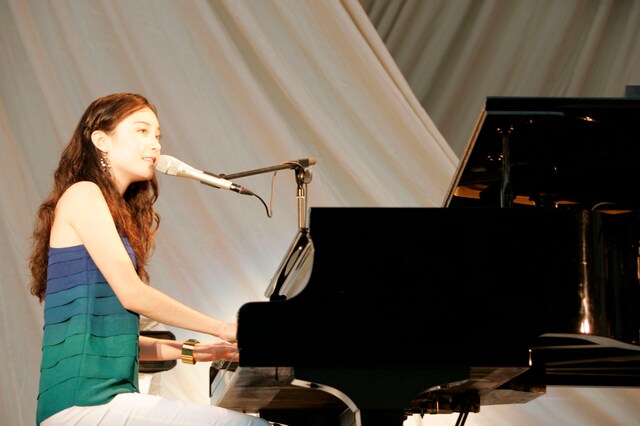 Emi Meyerは情感豊かな歌声でオーディエンスをとりこに。なお、6月30日には渋谷CLUB QUATTROでワンマンライブで行うことが決定している。