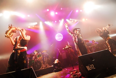 ヨーロッパツアーの前哨戦とも言える東名阪ツアーを開催中のSOIL & "PIMP" SESSIONS。初日6月12日の赤坂BLITZ公演ではアンコールを含め全18曲を披露し、フロアを熱狂させた（写真はライブでの様子）。