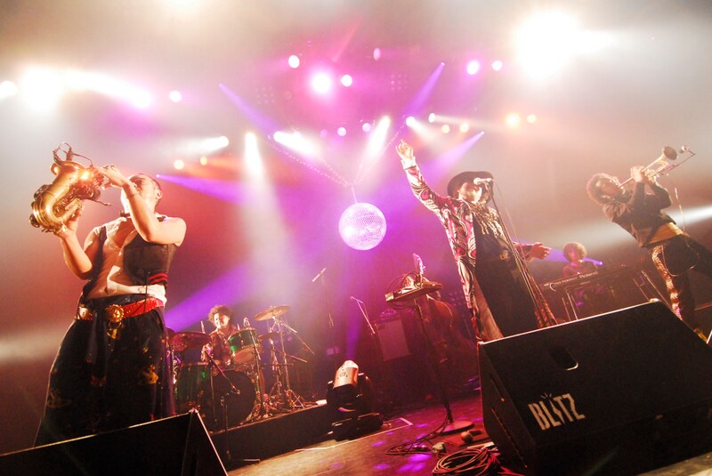 ヨーロッパツアーの前哨戦とも言える東名阪ツアーを開催中のSOIL & "PIMP" SESSIONS。初日6月12日の赤坂BLITZ公演ではアンコールを含め全18曲を披露し、フロアを熱狂させた（写真はライブでの様子）。