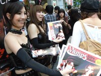 「Monthly VAMPS」号外を配布するVAMPRINCESS。