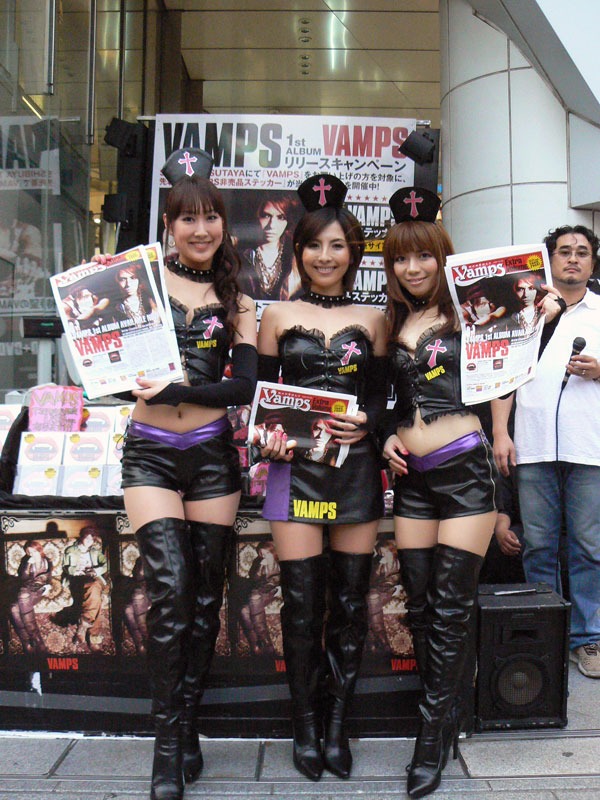 渋谷の街角でポーズを決めるVAMPRINCESS。
