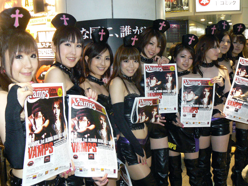 「Monthly VAMPS」をアピールするVAMPRINCESS。