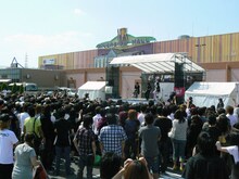 岐阜リバーサイドシティにはVAMPSファンや家族連れなど5000人が集結。