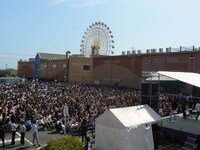 駐車場は人でいっぱいに。