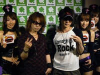 原宿での公開放送は大盛り上がりに。生VAMPSを一目見ようと多数のファンが押し寄せた。