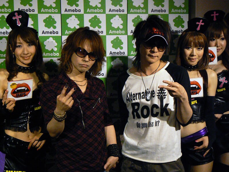 原宿での公開放送は大盛り上がりに。生VAMPSを一目見ようと多数のファンが押し寄せた。