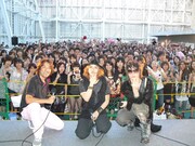 名古屋での公開収録で観客と記念撮影。