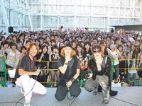 名古屋での公開収録で観客と記念撮影。