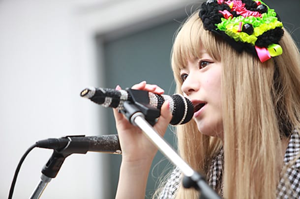 写真はタワーレコード新宿店屋上で行われた“アウトストアイベント”の様子。