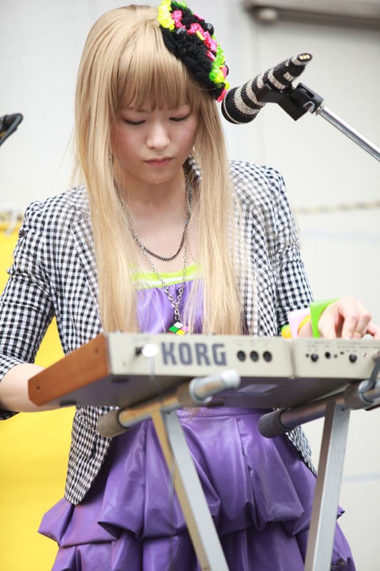 汗を流しながら愛機microKORGを弾き倒すアイラ。