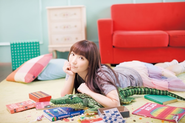 アルバム用最新フォトで、ほっちゃんと添い寝しているうらやましいワニは「ハニーワニー君」。彼はその存在感を買われ、宣伝部長に任命されたとのこと。