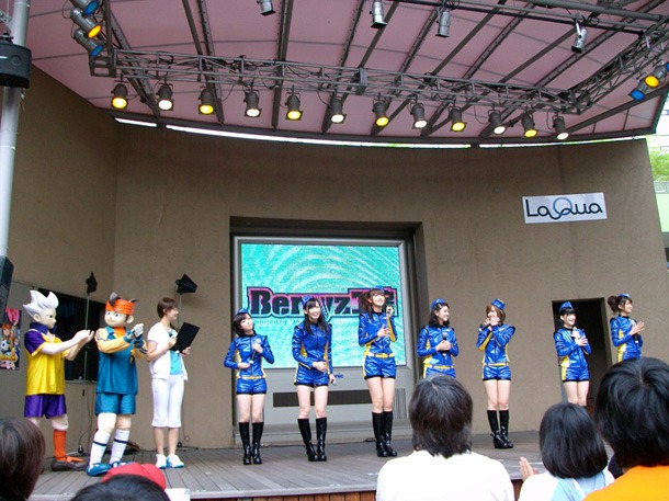 アニメの世界を飛び出した円堂くん＆豪炎寺くんとトークを繰り広げるBerryz工房。