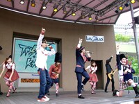 天才ダンサー、イン・チキータ（ラッキィ池田・写真左から3番目）を擁するラテンでパンクなパフォーマンスユニットT-Pistonz+KMC。駆けつけたチビッ子たちも思わずノリノリだ。